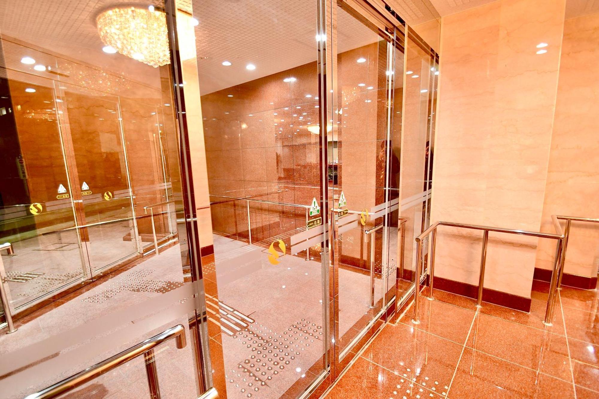 Himeji Ekimae Universal Hotel Minamiguchi Екстер'єр фото